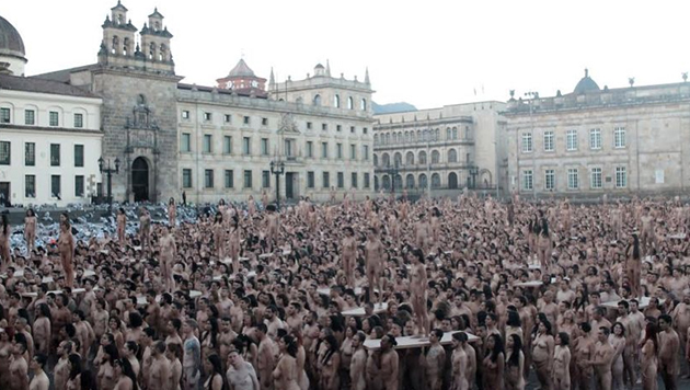 6.132 nudistas posaron a 7 grados centígrados frente al Capitolio para el fotógrafo Spencer Tunick