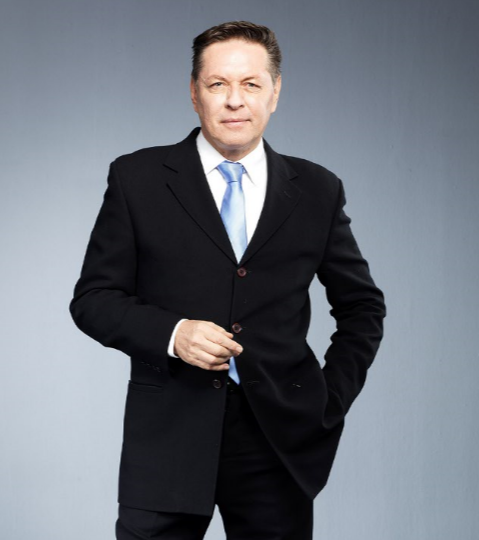 El presentador del Canal 1 que siempre está a la vanguardia de la moda