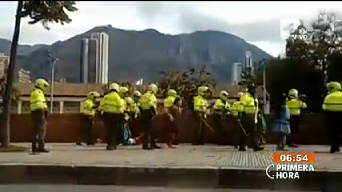 Fuerte enfrentamiento entre indígenas Embera con la policía en Bogotá