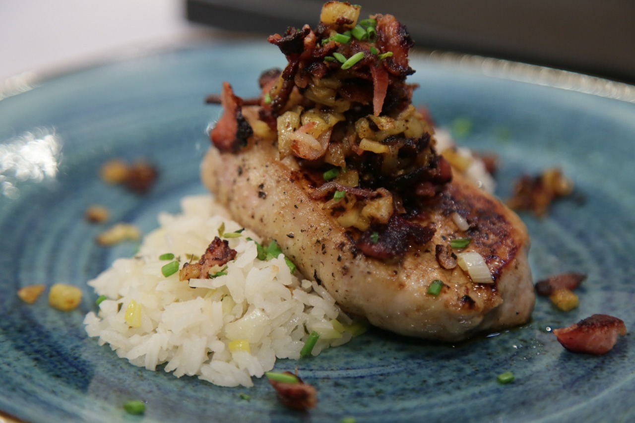 Cerdo en salsa de piña con tocineta, la jugosa receta de Leo Morán