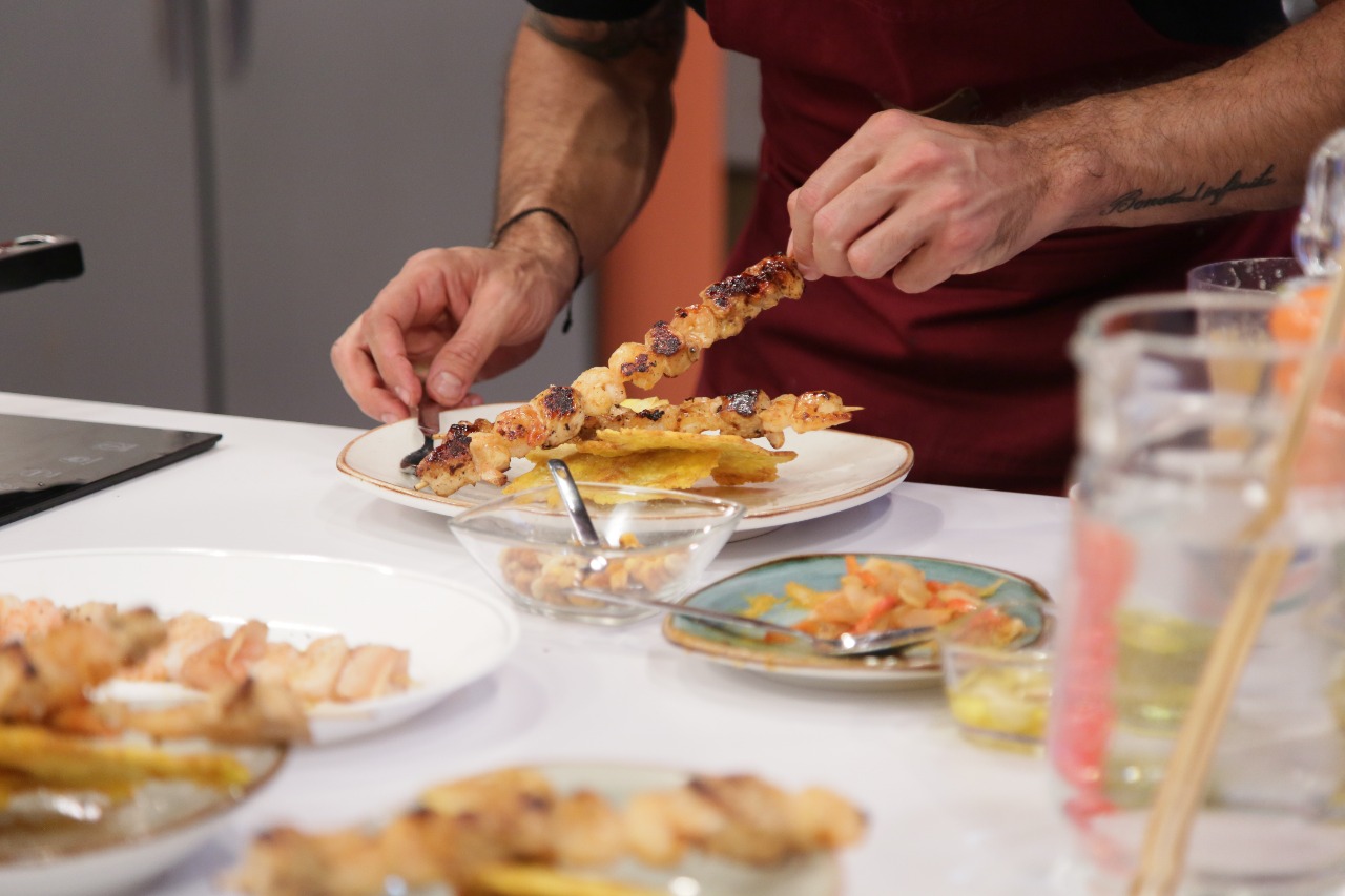 Antójate con estos pinchos mixtos de pollo y camarones