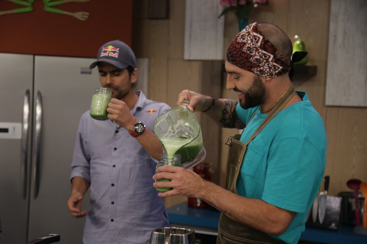 Mira cómo preparar un néctar de espinaca, piña y limón
