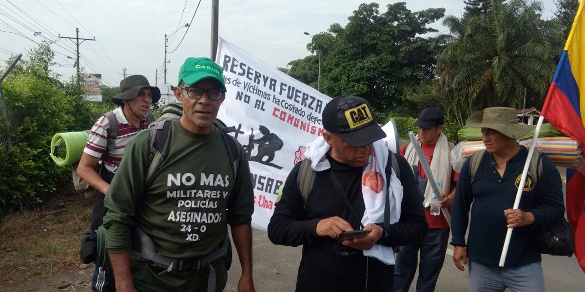 Policías retirados marchan hacia Bogotá para ser incluidos en acuerdo de paz
