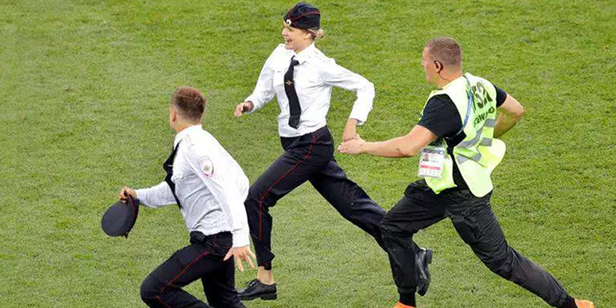 Condenan a miembro de Pussy Riot por invadir campo de juego en final del Mundial