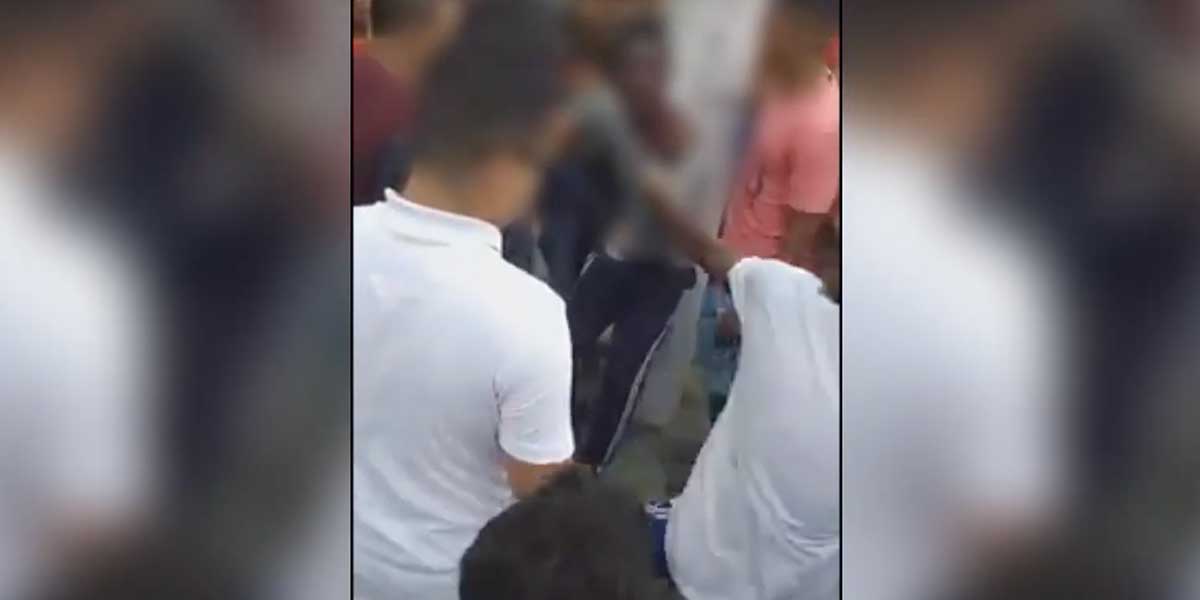 Confunden a joven afrodescendiente con un ladrón y recibe brutal golpiza en Medellín