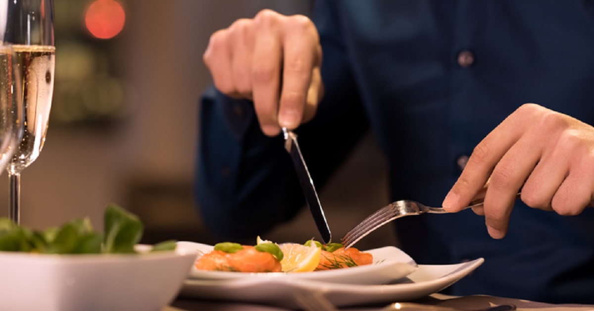 Se presentaba como inspector de calidad y comió gratis por más de un año