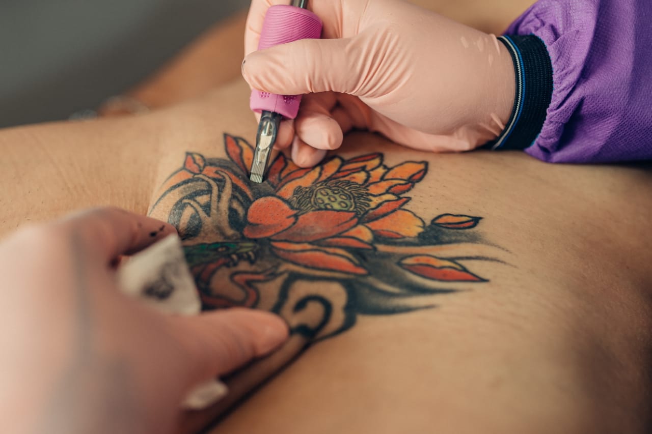«Quería tener algo diferente», El joven colombiano que se tatuó completamente el pene