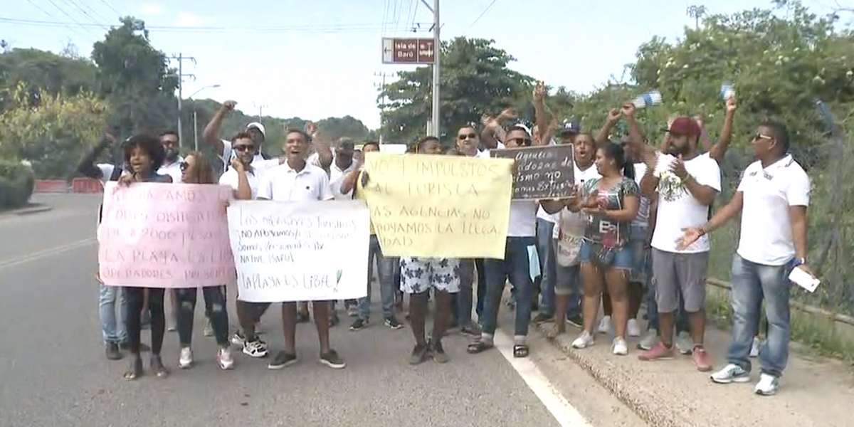 Operadores turísticos protestan por cobro de nativos para ingreso a Playa Blanca