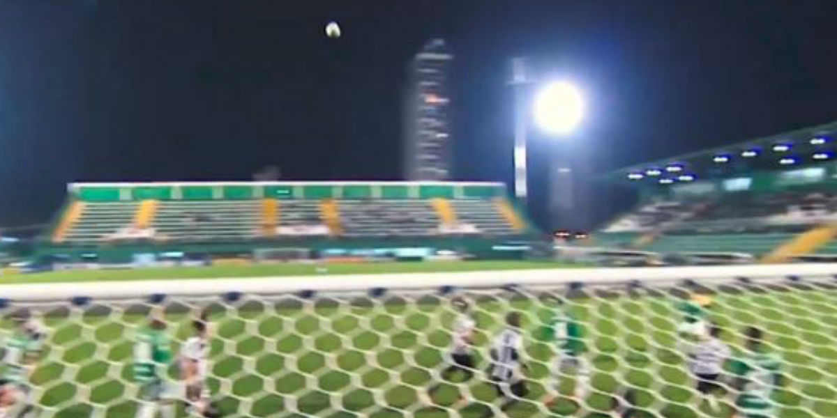 ¿Un fantasma? El extraño movimiento del balón en partido del Chapecoense que es viral