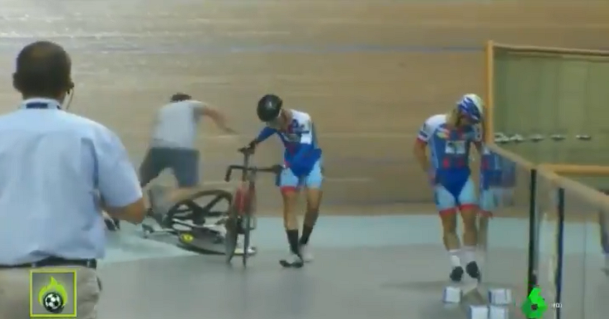 ¡Qué valentía! Heroico gesto de un mecánico evitó gravísimo accidente de ciclistas