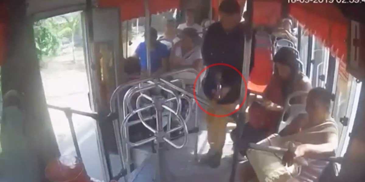 Pasajeros se botan de bus en movimiento en medio de atraco en Barranquilla