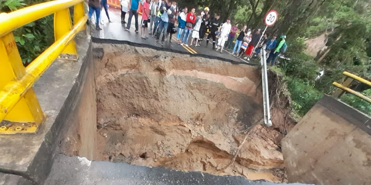 Un puente vehicular se parte en dos en vía Puerto Berrío – Cisneros