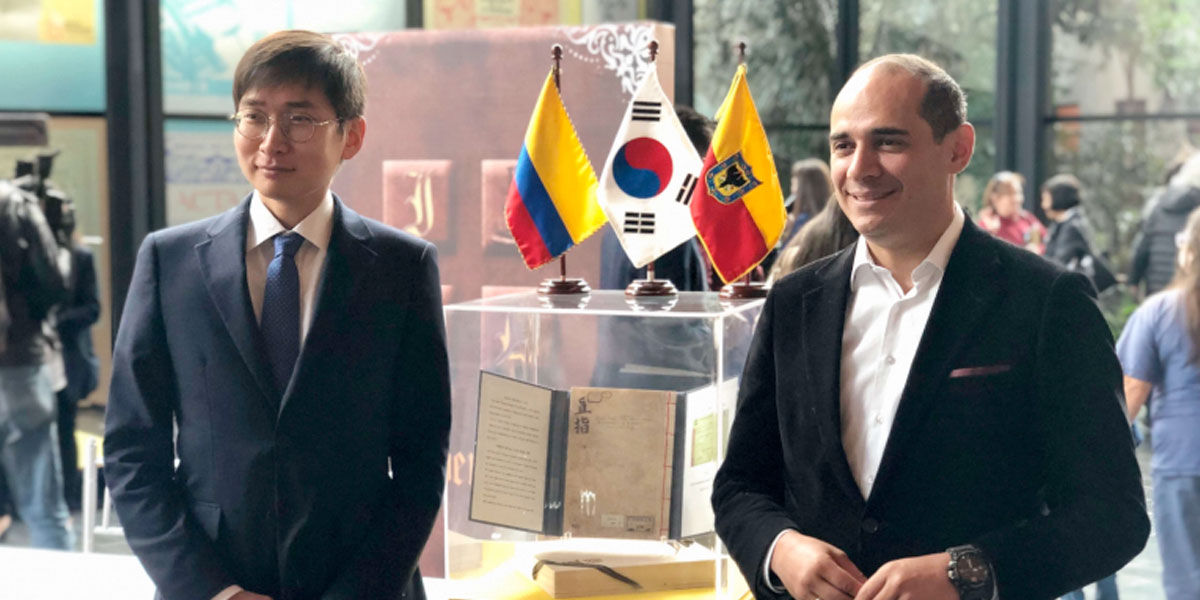 Una réplica del libro más antiguo del mundo llegó al Archivo de Bogotá